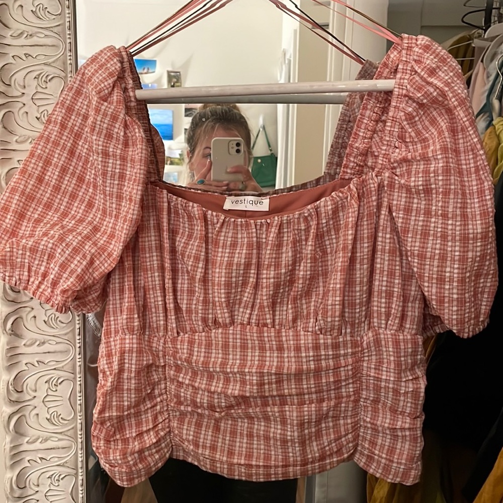 Vestique red and white puff sleeve top